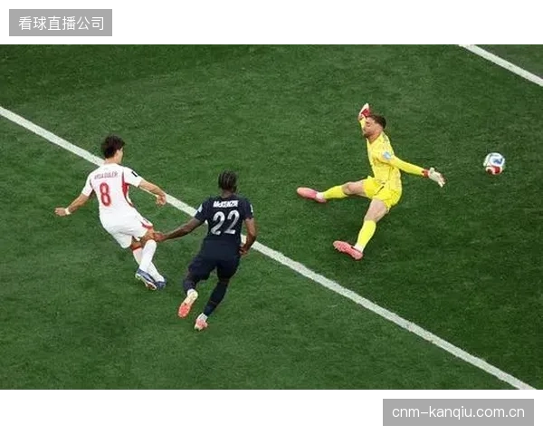 居莱尔的灵巧和左脚技术特点，让他在土耳其的阵地进攻中能有效穿针引线。